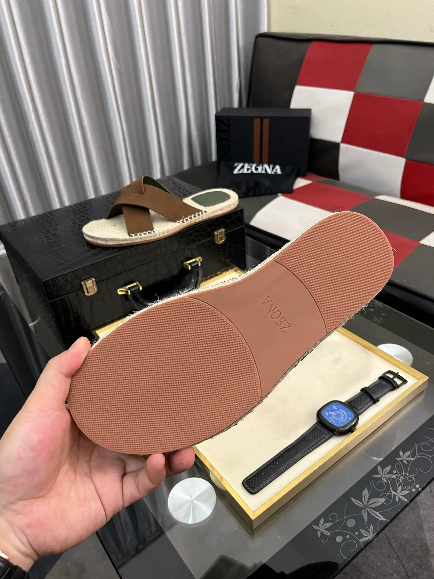 Men's shoes 💰320⌚️⌚️《HERMES》Hermès 💁♂️Men's casual slippers, compare the quality at the counter🧚🏿♂️ The upper layer has a stone pattern with clear texture, showing high-end, high-end, comfortable to wear and versatile. Purely hand-pulled, raw rubber breathable outsole, breathable and comfortable lambskin lining, 100% comfortable density, original rubber outsole wear-resistant code number 38-44. Can be customized 45-46-47
